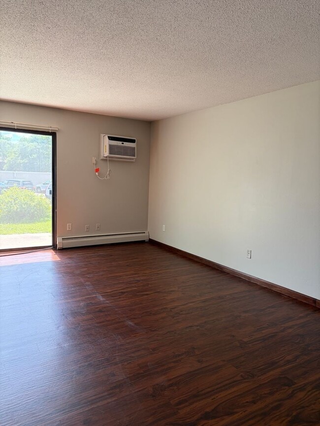 Building Photo - Spacious 2-Bedroom/1.5 Bathroom Condo