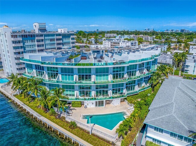 Building Photo - 2000 Bay Dr