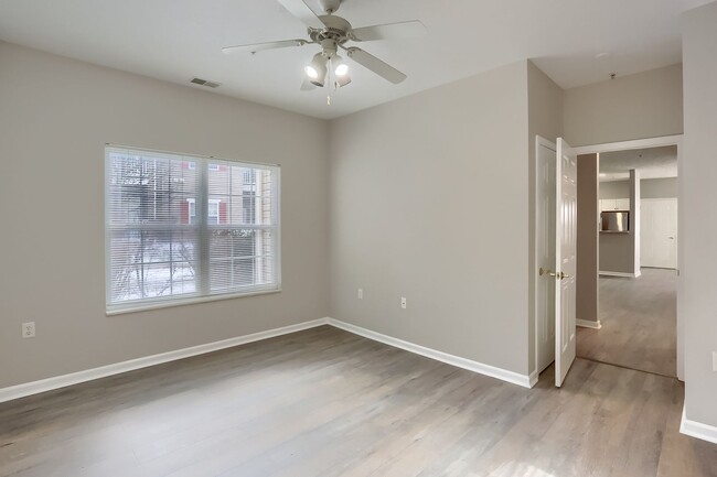 Building Photo - Completely Updated FIRST FLOOR Condo For L...