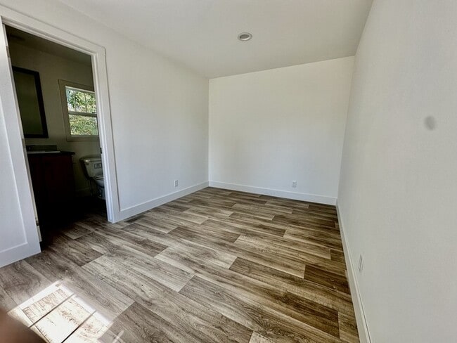 Building Photo - 16 Rainier St N