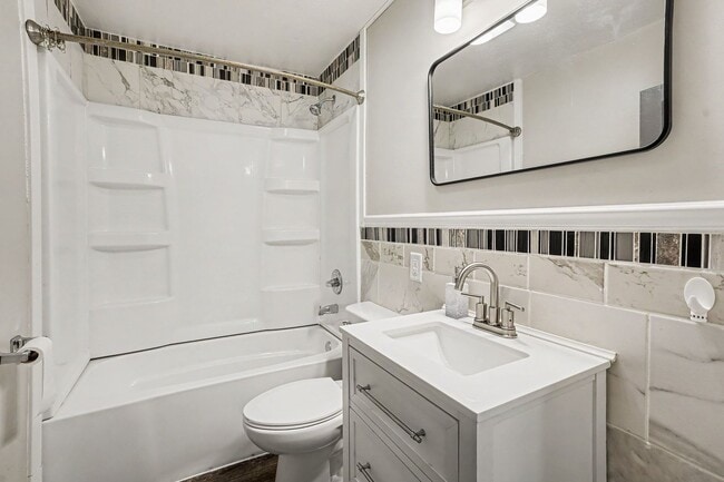 Building Photo - *Use Rently to view this unit and receive $150 off move-in* Cute Remodeled Two Bedroom 1 Bathroom...