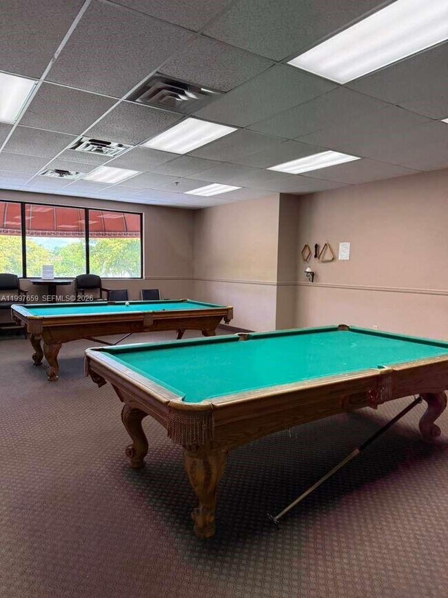 Building Photo - 691 S Hollybrook Dr