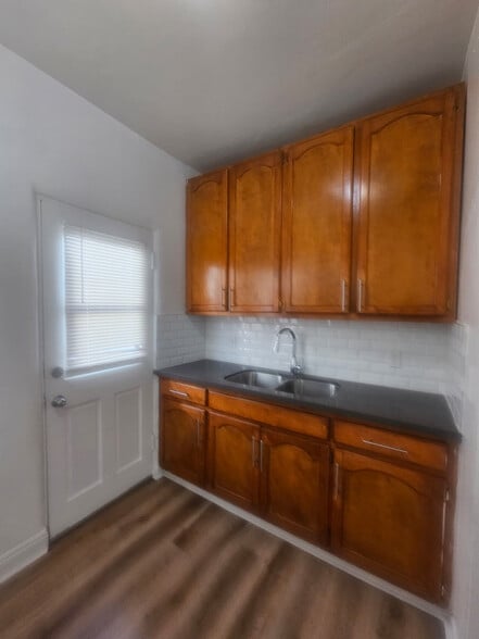 Building Photo - 806 N Poinsettia Pl