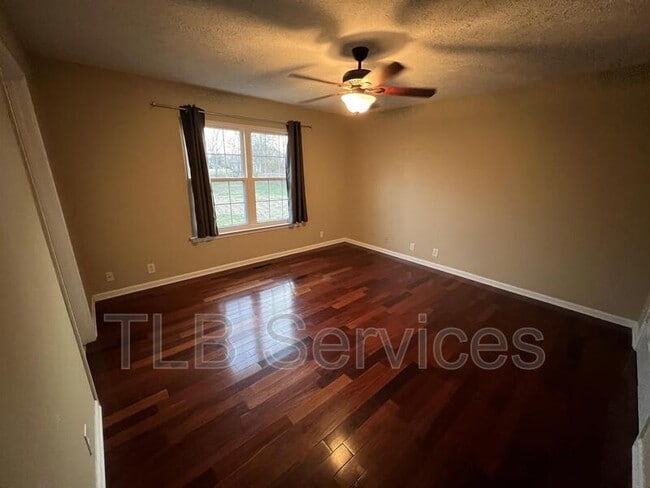 Building Photo - 211 Fall Creek Dr