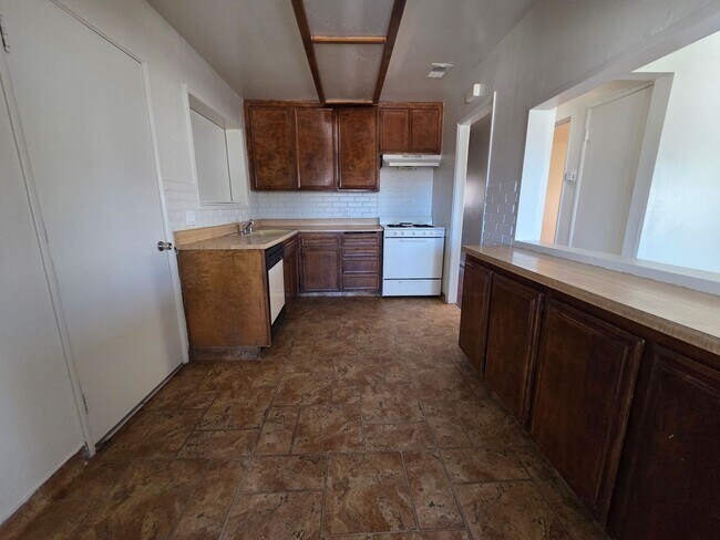 Building Photo - Newly available