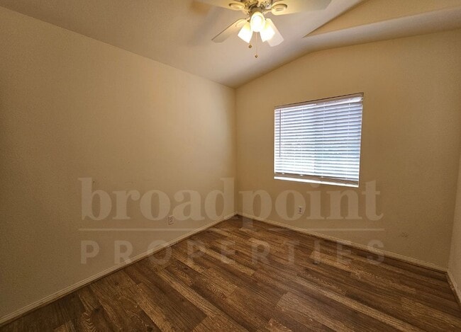 Building Photo - 605 Iona Ct