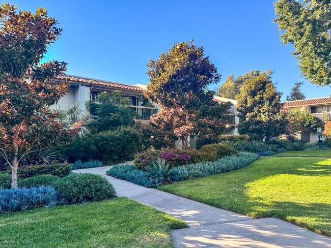 Building Photo - Bright single level 2 bed 1 bath Condo