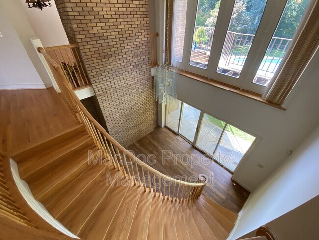 Building Photo - 11225 N Club Dr