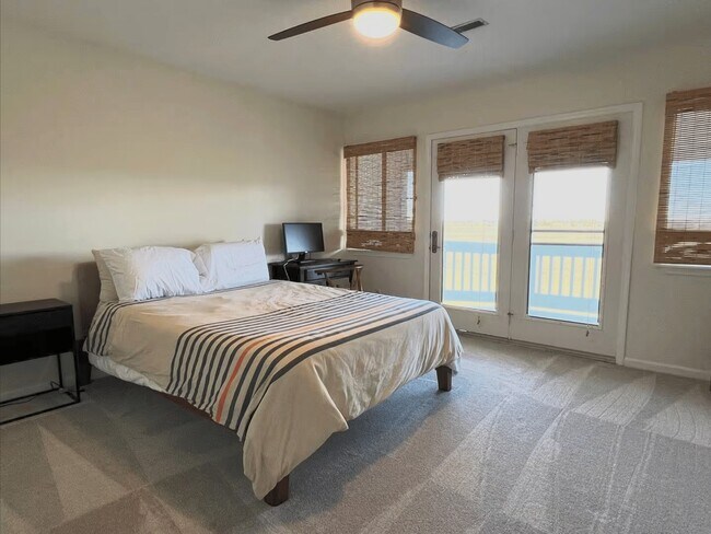 Building Photo - 140 W Mariners Cay Dr