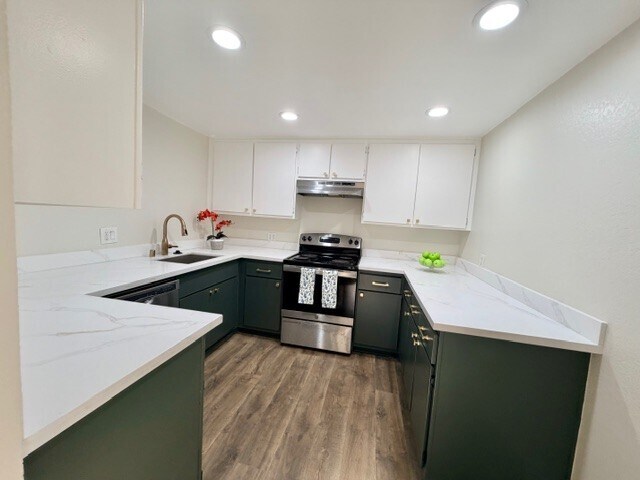 Building Photo - 1635 E Cypress St