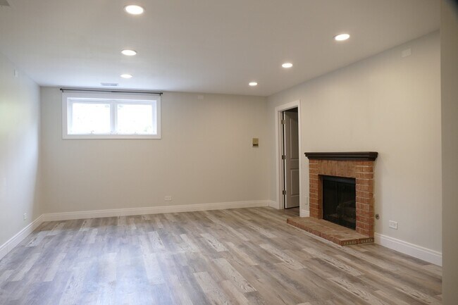 Building Photo - 19w286 Governors Trail