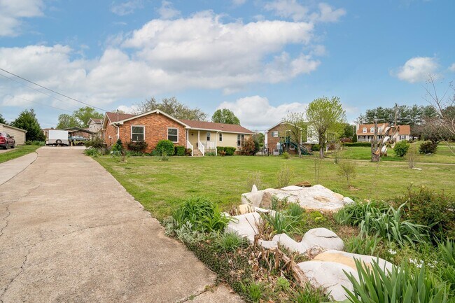Building Photo - 120 Lake Point Dr