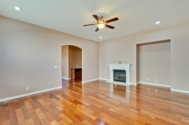 Building Photo - Spacious 3 Bedroom, 2 Bathroom Home with D...
