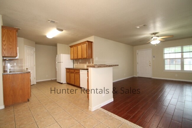 Building Photo - Spacious Duplex!
