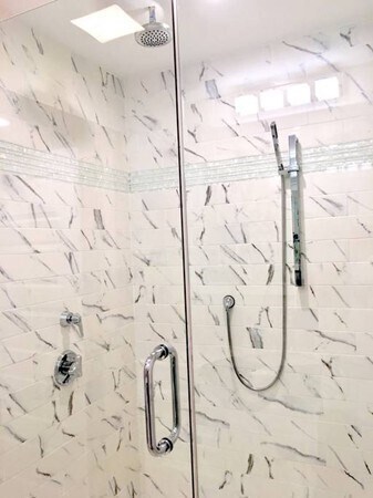 Building Photo - 892 E 2nd St