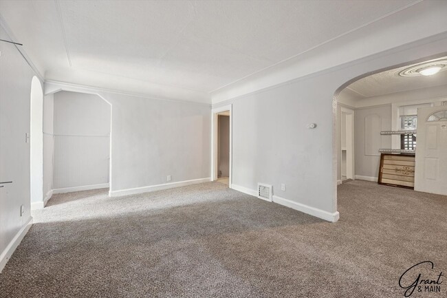 Building Photo - $1150 3 bedrooms