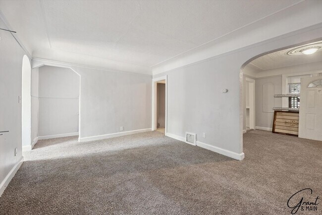 Building Photo - $1250 3 bedrooms