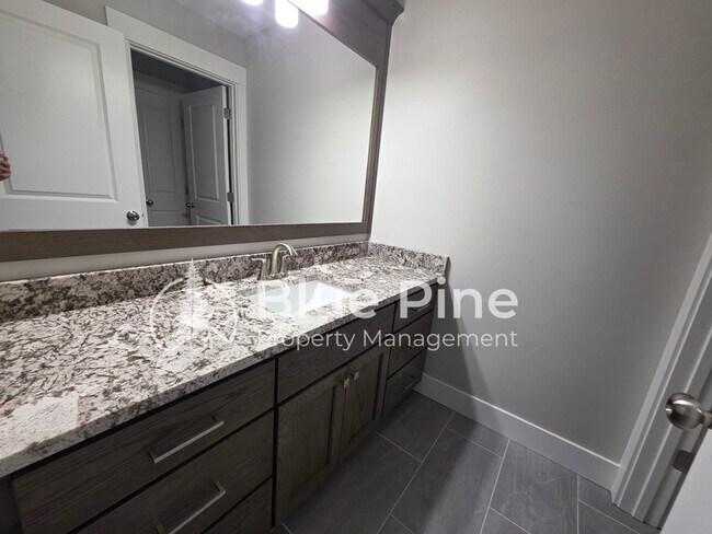 Building Photo - 4589 Blackstone Dr