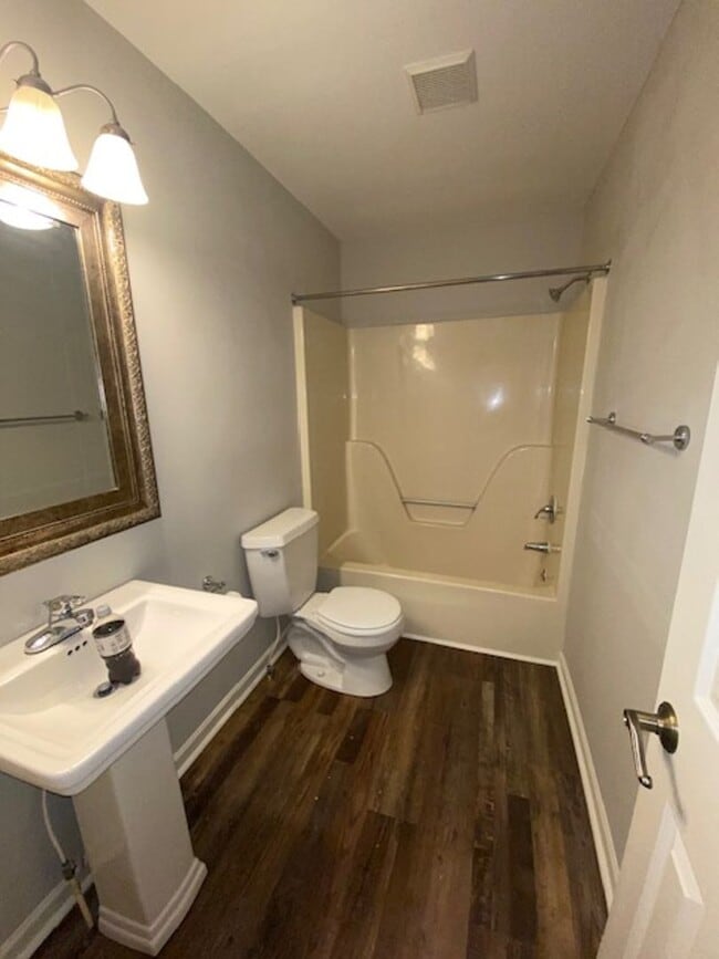 Building Photo - 2 Bedroom 1.5 Bath Townhouse