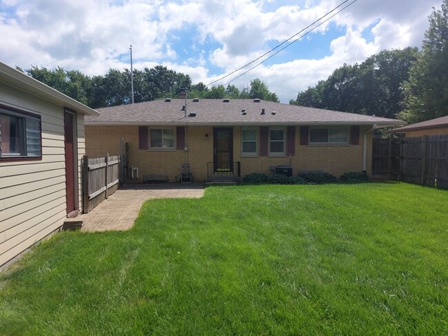Building Photo - 3 bedroom 1.5 bath brick ranch home with f...