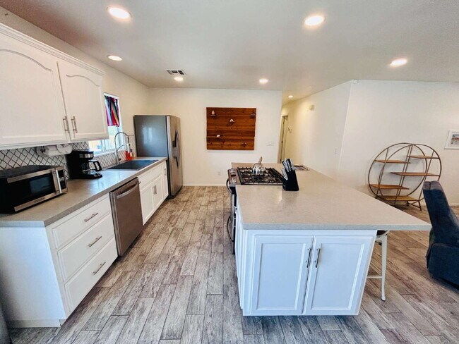 Building Photo - Charming 3 Bedroom House with Pool in Friendly Hills, Joshua Tree