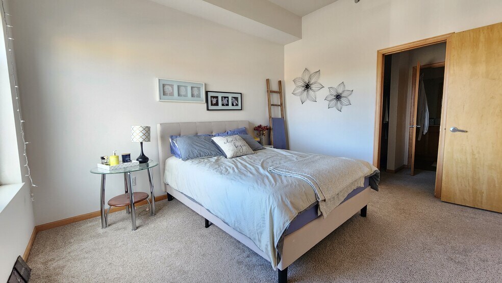 Building Photo - 2650 University Ave W