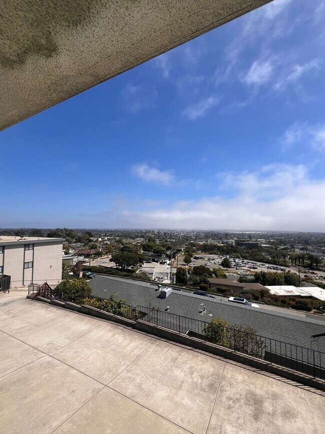 Building Photo - 3275-3275 Hilltop Dr