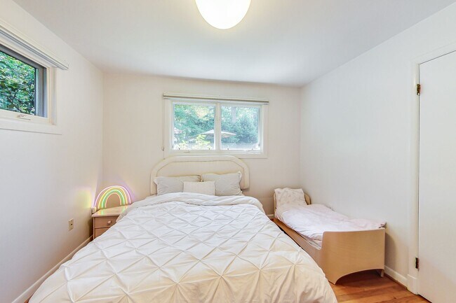 Building Photo - 3 bedroom/2 bath Light Filled Home Located in a Quiet Cul-de-Sac