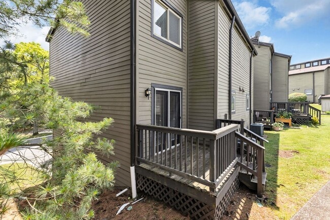 Building Photo - Beautiful Green Hills Townhome With Garage