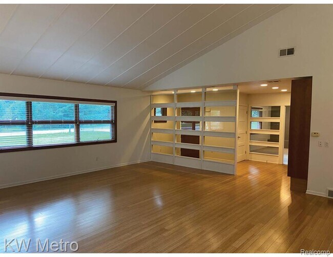 Building Photo - 561 Yorkton Ln