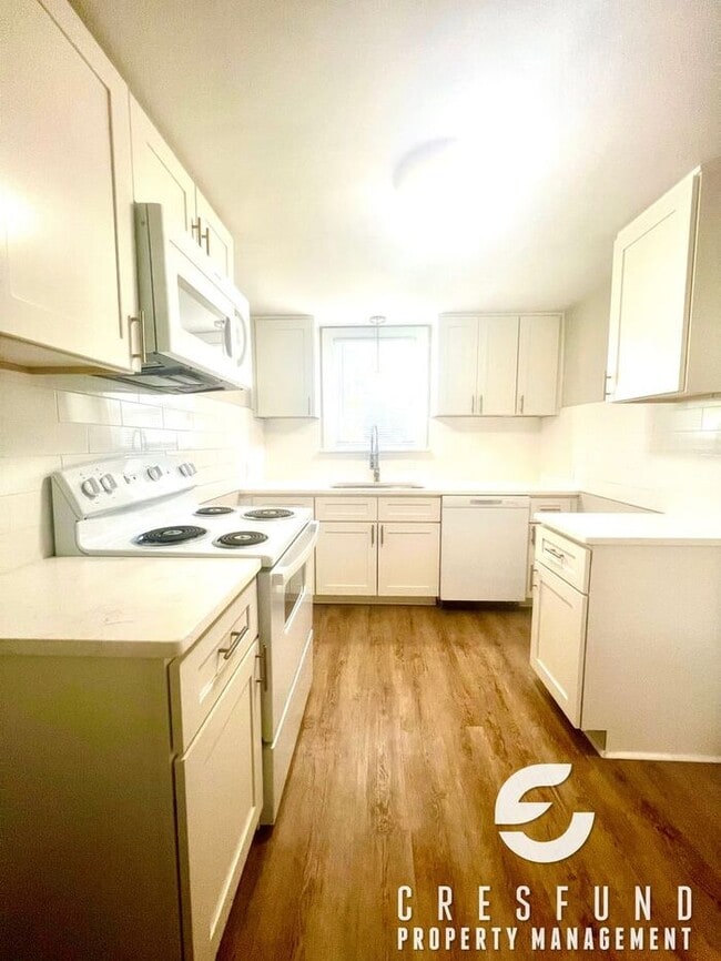 Building Photo - 3 Bedroom, 1 Bath with Fresh and Modernize...