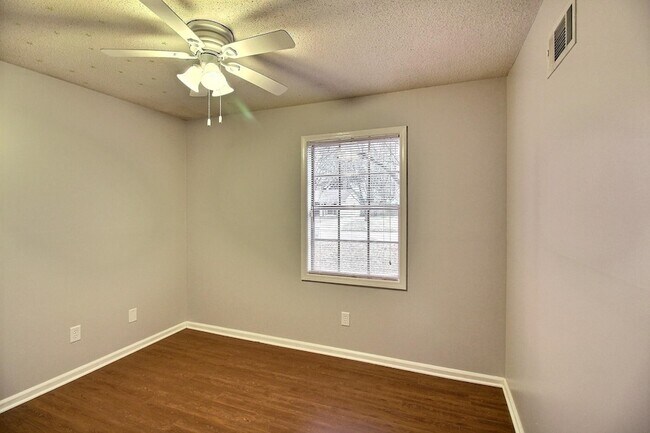 Building Photo - 955 Poplar Leaf Rd