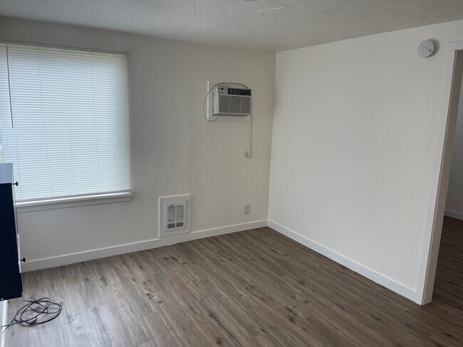 Building Photo - 2111 W Spruce St