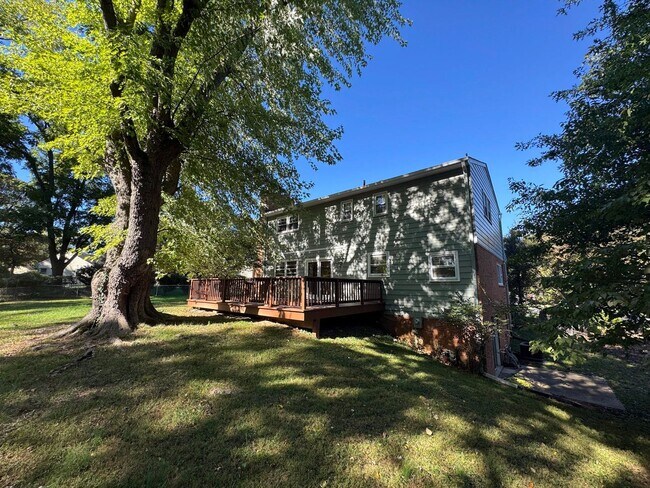 Building Photo - Spacious 4 Bed 2/2 Bath Home with Park-Lik...