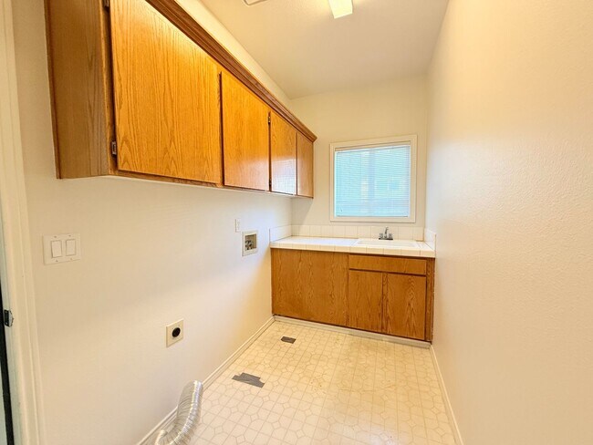 Building Photo - 16775 SW Springwater Ln