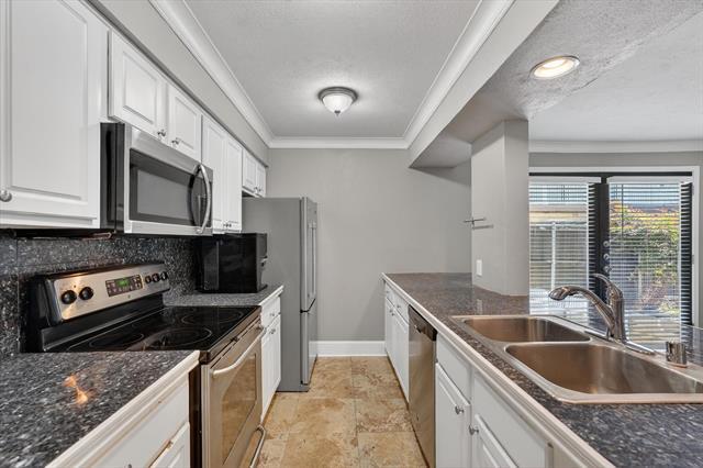 Building Photo - 5932 Sandhurst Ln