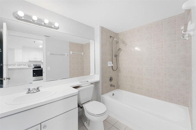 Building Photo - 2642 Collins Ave