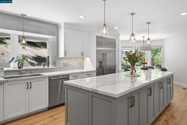 Building Photo - 2324 Saddleback Dr