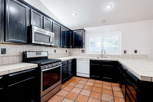 Building Photo - 3 Bedroom/2 Bath Home with Solar in the De...