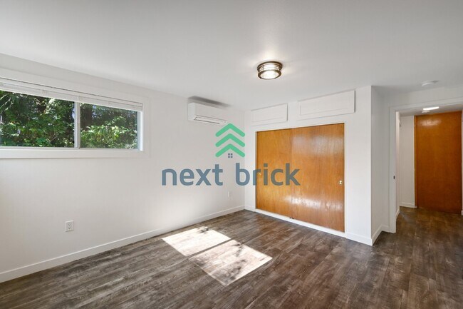 Building Photo - Charming Shoreline Home on a Spacious Lot | A/C & EV Charger | Near Light Rail