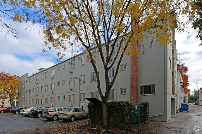 Building Photo - Judith Manor