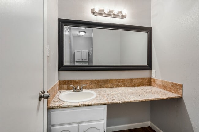 Building Photo - 16962 Glen Eagle Dr N