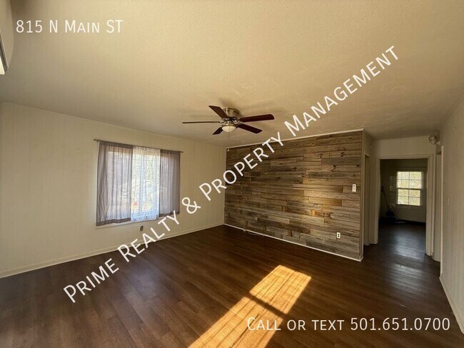 Building Photo - 815 N Main St