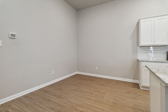 Building Photo - Never-Lived-In 3/2 Unit Featuring Open Living & Spacious Private Yard