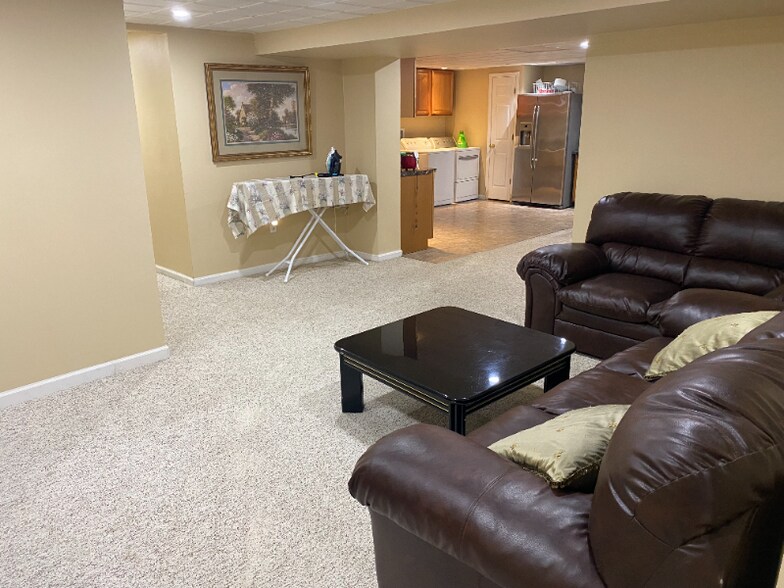 Building Photo - 8809 Royal Crest Dr