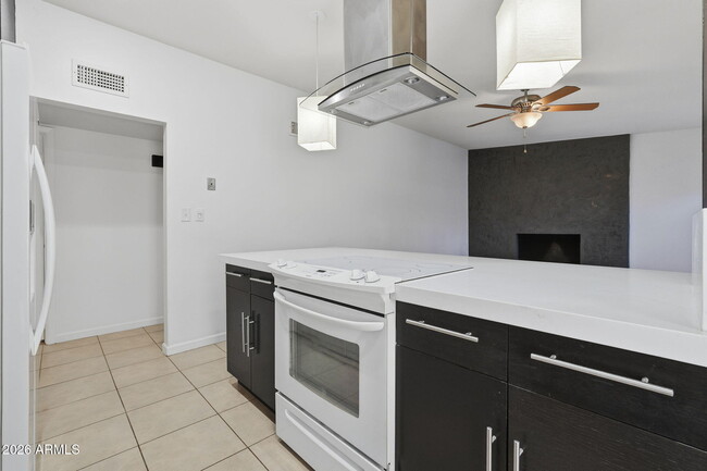 Building Photo - 2428 E La Jolla Dr