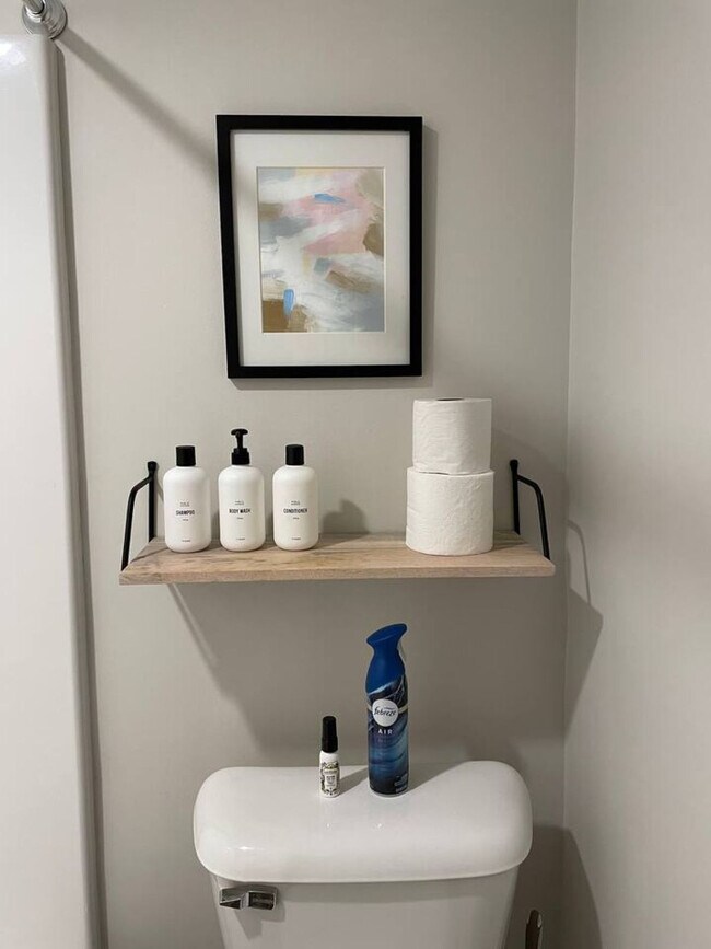 Building Photo - 107 E Clifton Ave