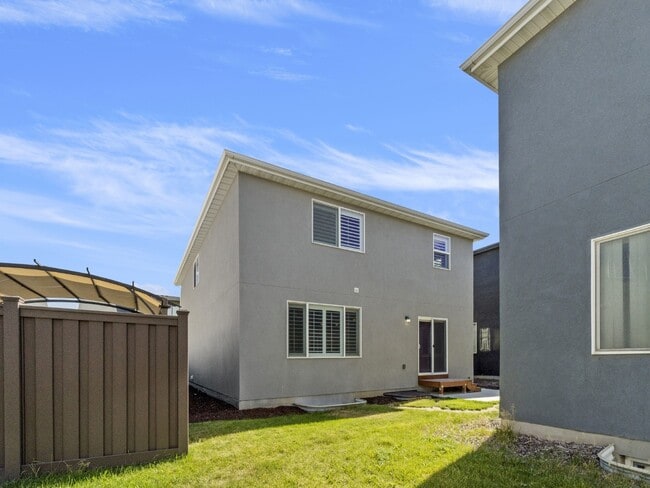 Building Photo - Stunning Bluffdale Home