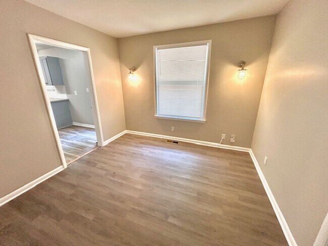 Building Photo - 3902 Lakeview Dr NW