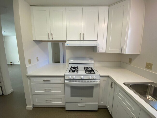 Building Photo - Renovated 2 Bedroom at La Tierra Gardens